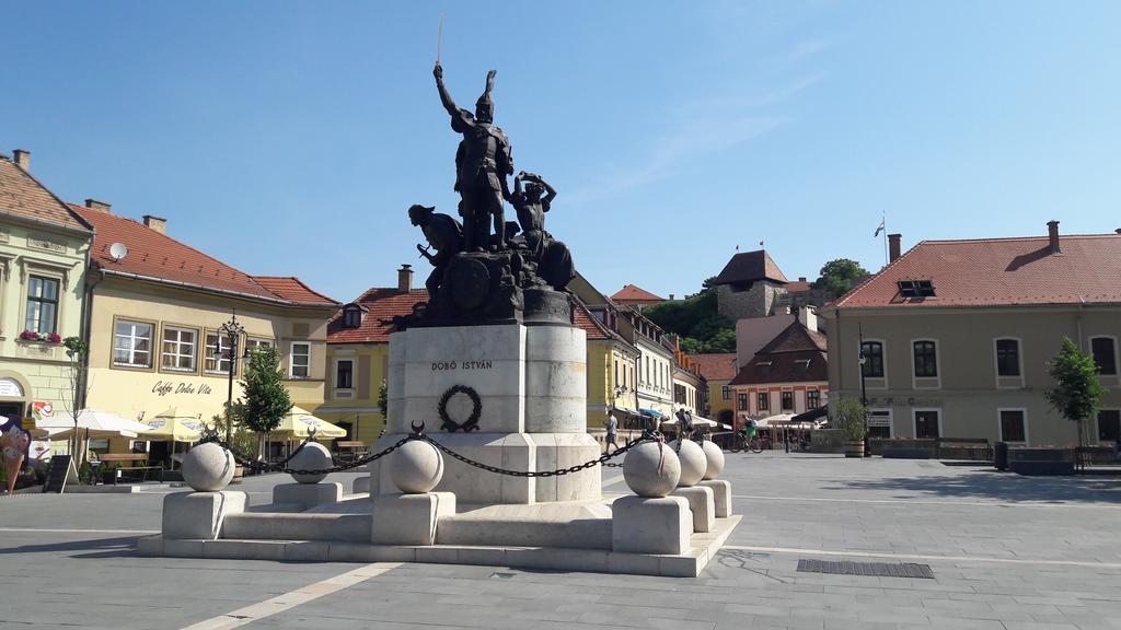 Orchidea Apartman Eger Buitenkant foto